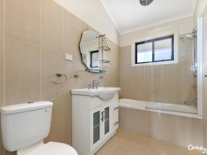 2/33 Northcliffe Drive, Lake Heights NSW 2502