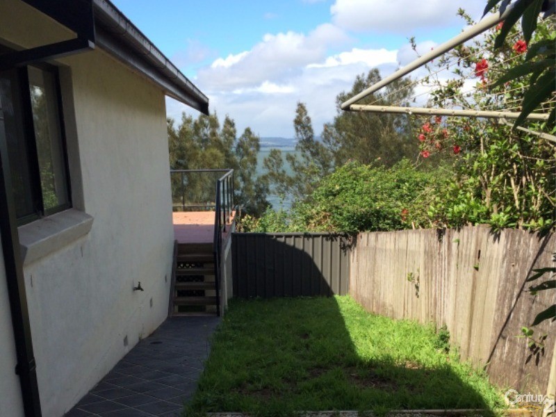 2/33 Northcliffe Drive, Lake Heights NSW 2502