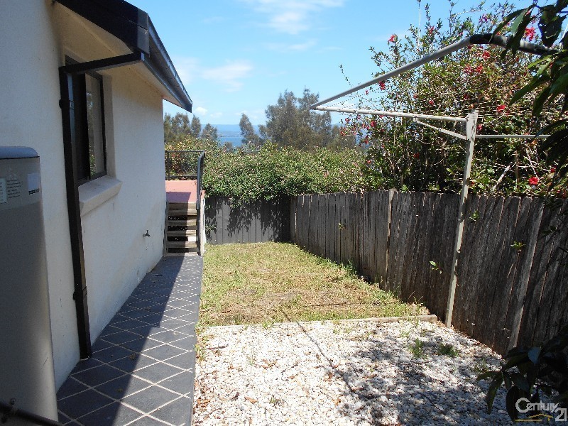 2/33 Northcliffe Drive, Lake Heights NSW 2502