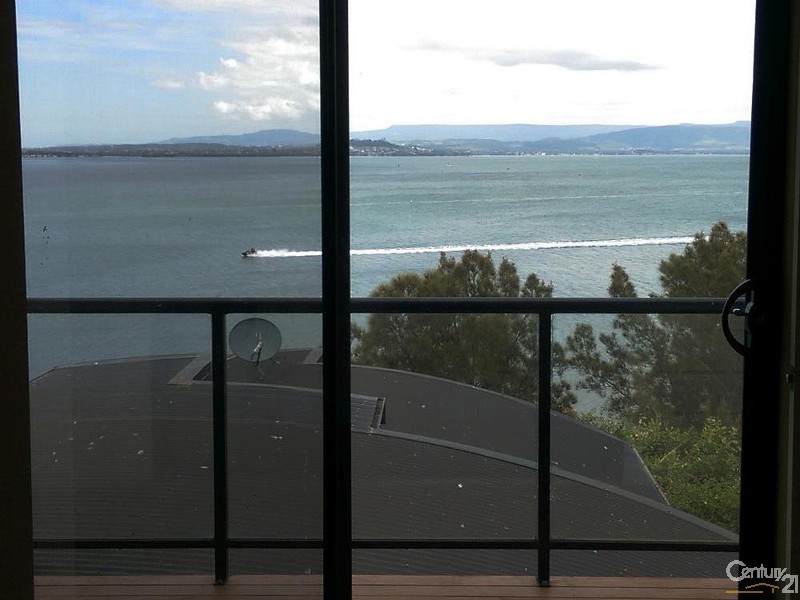 2/33 Northcliffe Drive, Lake Heights NSW 2502