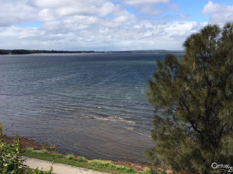 2/33 Northcliffe Drive, Lake Heights NSW 2502