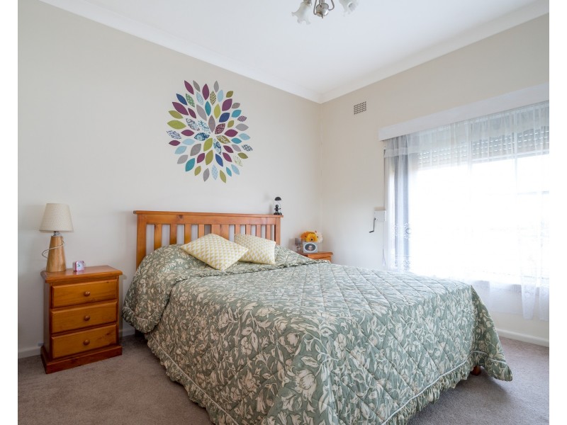 114 Weringa Avenue, Lake Heights NSW 2502