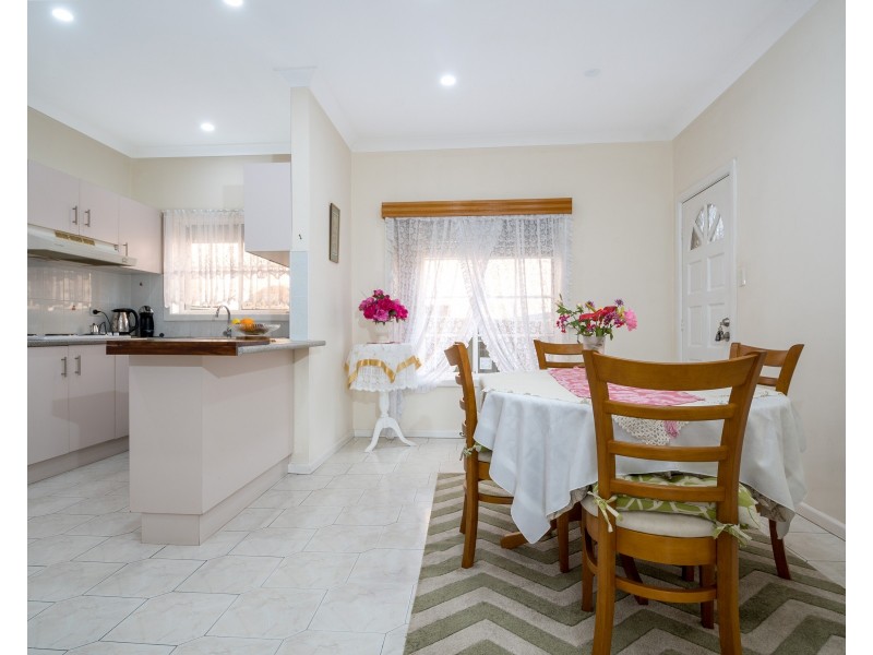 114 Weringa Avenue, Lake Heights NSW 2502