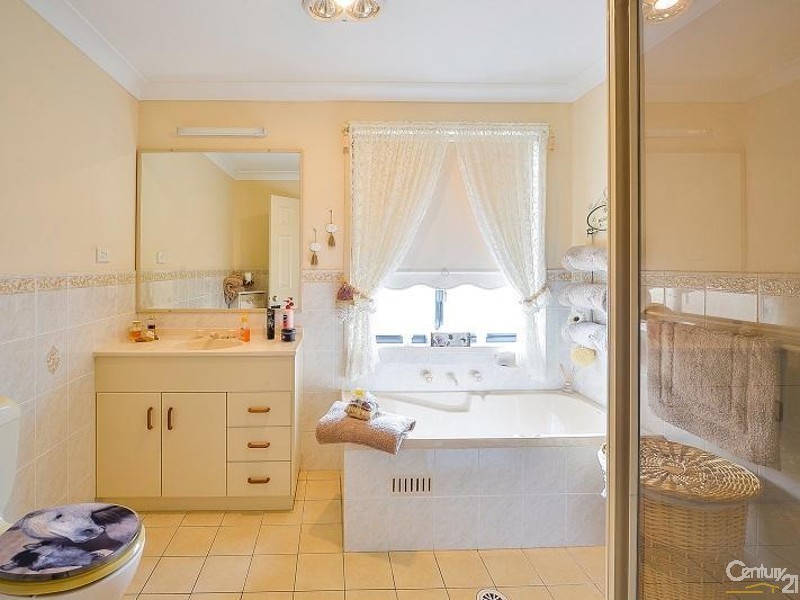 80 Downes Crescent, Currans Hill NSW 2567