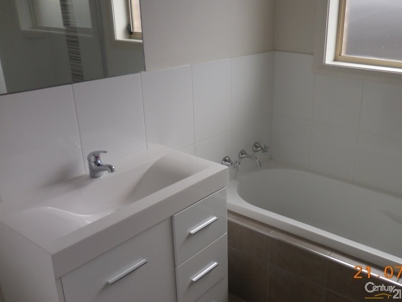 5 Caley Way, Mount Annan NSW 2567