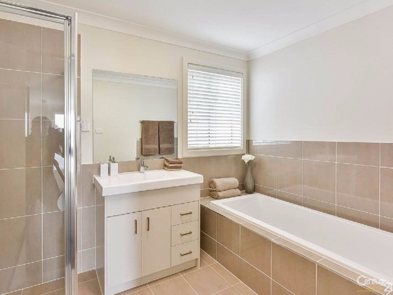 4 Finlay Street, Oran Park NSW 2570