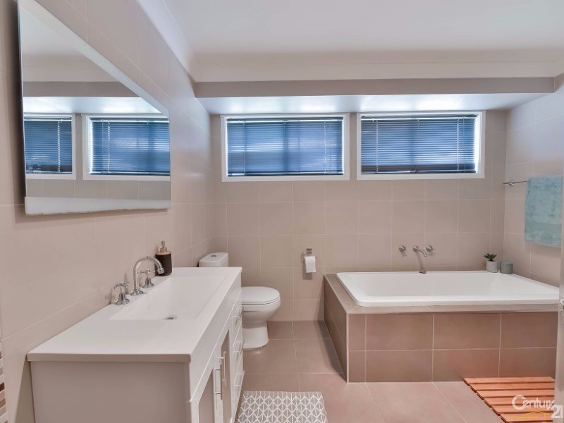 5 Luff Place, Ingleburn NSW 2565