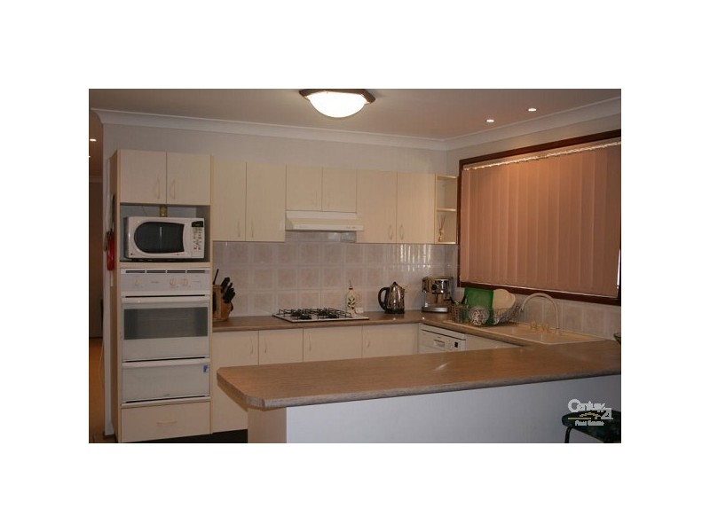 8 Glenfield Dr, Currans Hill NSW 2567