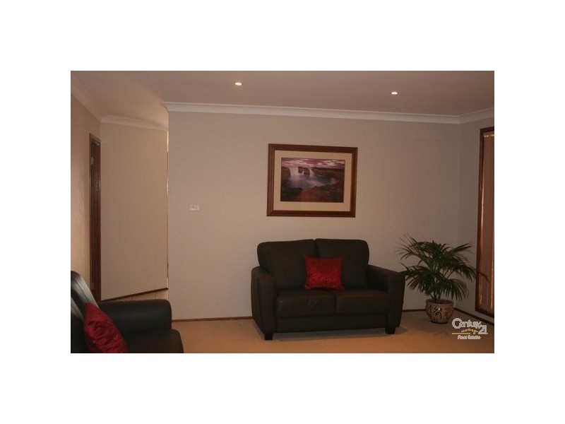 8 Glenfield Dr, Currans Hill NSW 2567