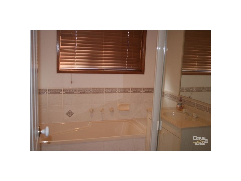 8 Glenfield Dr, Currans Hill NSW 2567