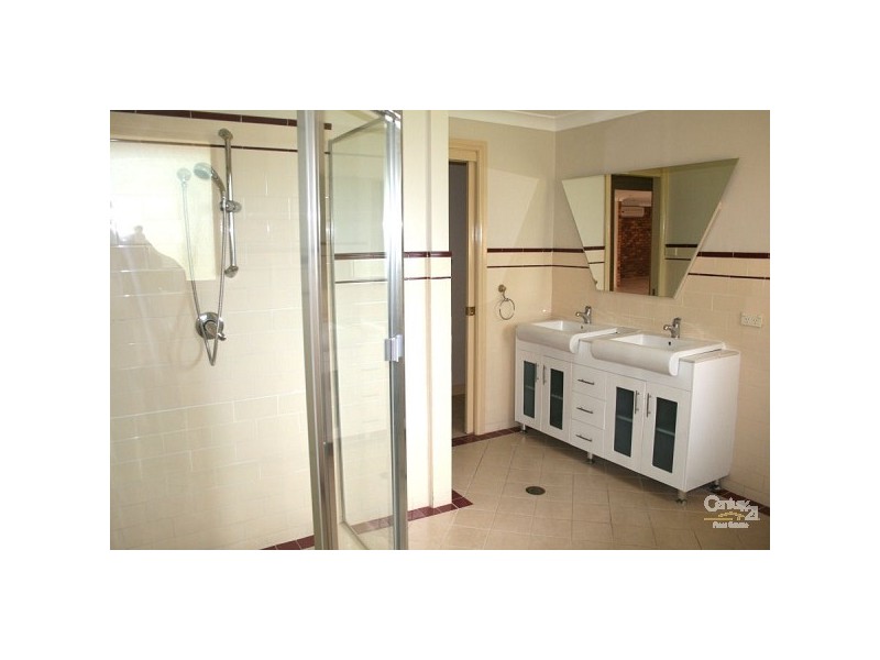 10 Wolstenholme Ave, Greendale NSW 2745