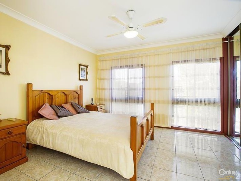 4 Strathfield Close, St Johns Park NSW 2176