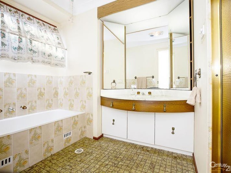 4 Strathfield Close, St Johns Park NSW 2176