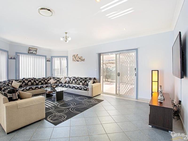 6 Howard Close, Green Valley NSW 2168