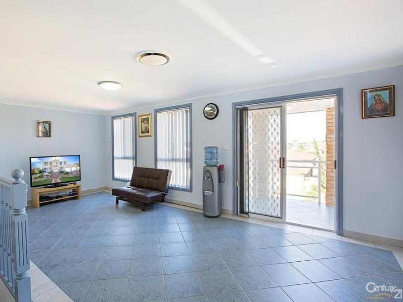 6 Howard Close, Green Valley NSW 2168