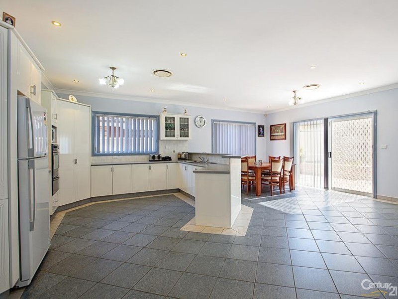 6 Howard Close, Green Valley NSW 2168