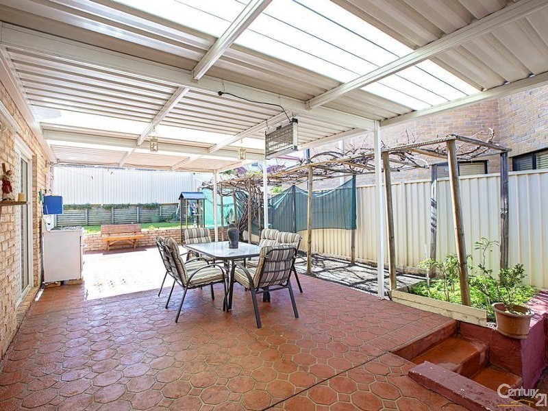 6 Howard Close, Green Valley NSW 2168