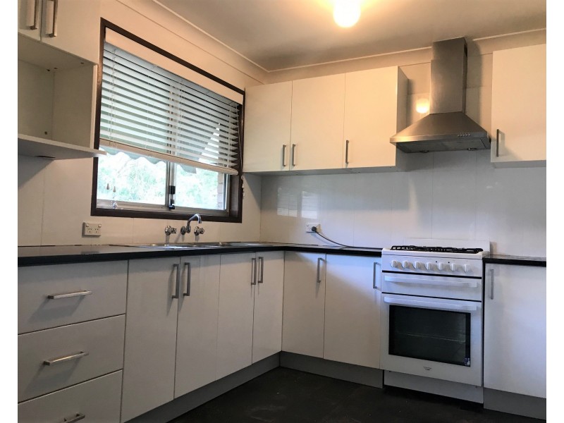 8 Anthony Drive, Rosemeadow NSW 2560