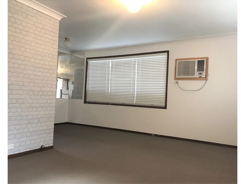 8 Anthony Drive, Rosemeadow NSW 2560