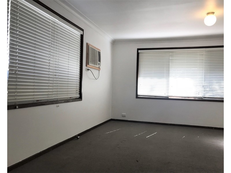 8 Anthony Drive, Rosemeadow NSW 2560