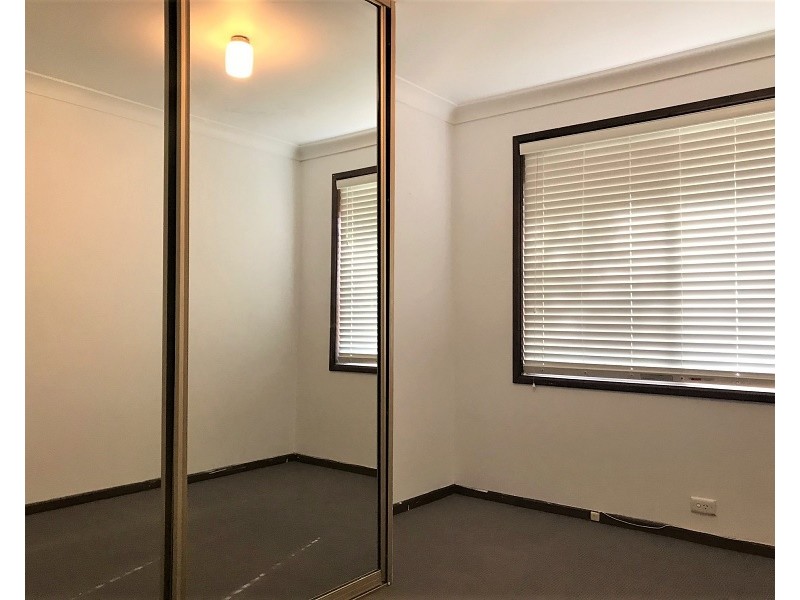 8 Anthony Drive, Rosemeadow NSW 2560