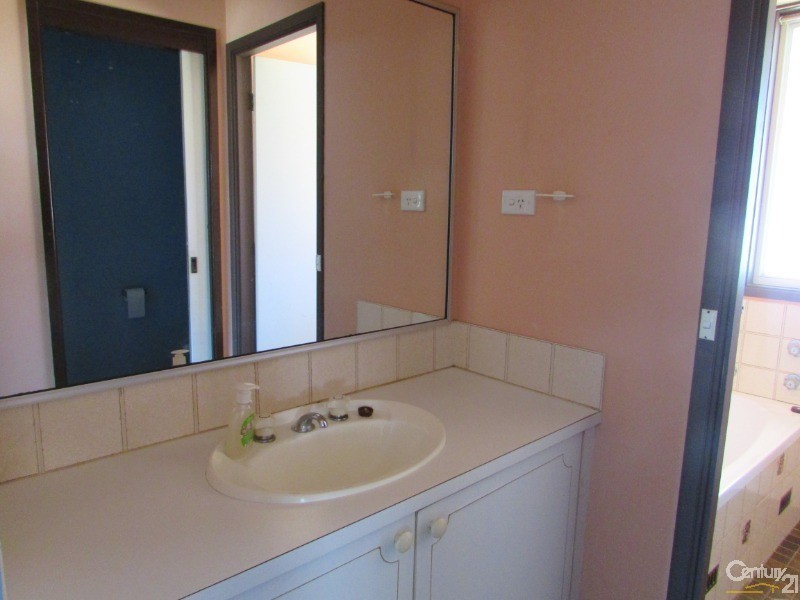 31 Dakota Drive, Bossley Park NSW 2176