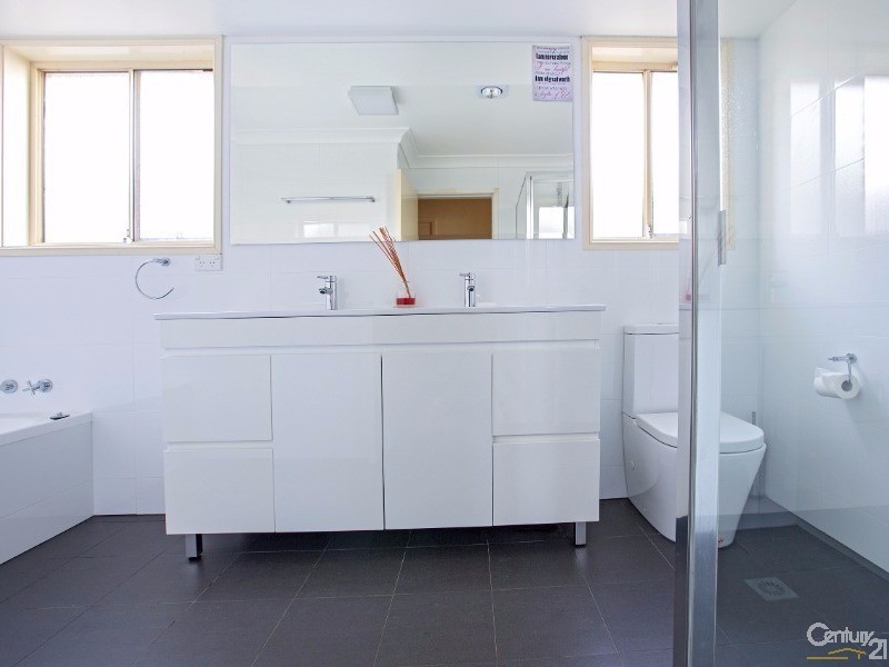 8 Toorak Close, St Johns Park NSW 2176