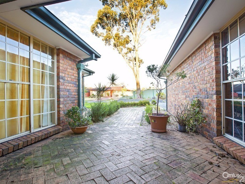 8 Toorak Close, St Johns Park NSW 2176