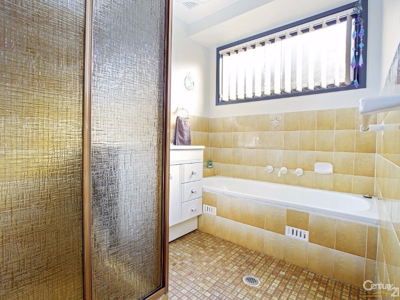 17 Dakota Drive, Bossley Park NSW 2176