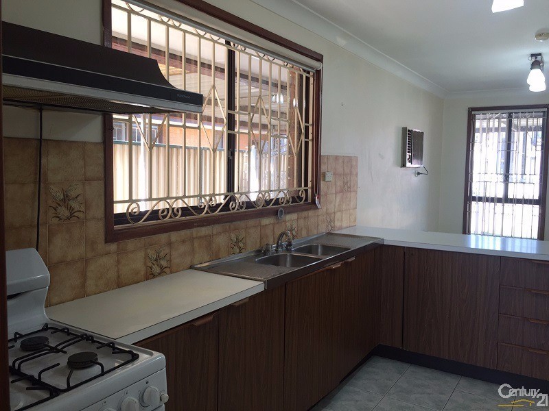 10 Gumdale Avenue, St Johns Park NSW 2176