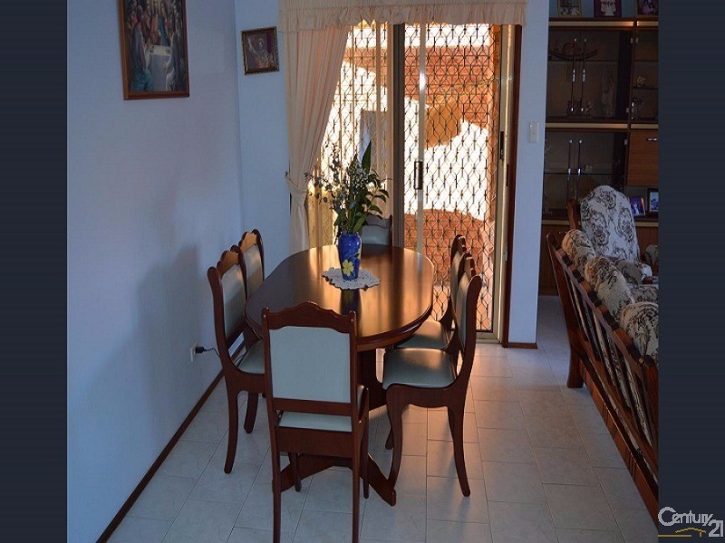 52 Sunny Place, St Johns Park NSW 2176
