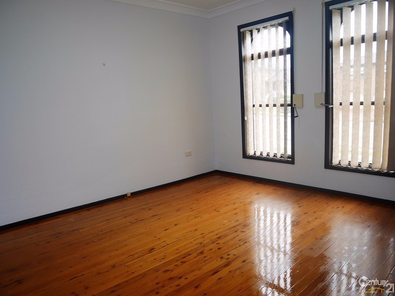 17 Dakota Drive, Bossley Park NSW 2176