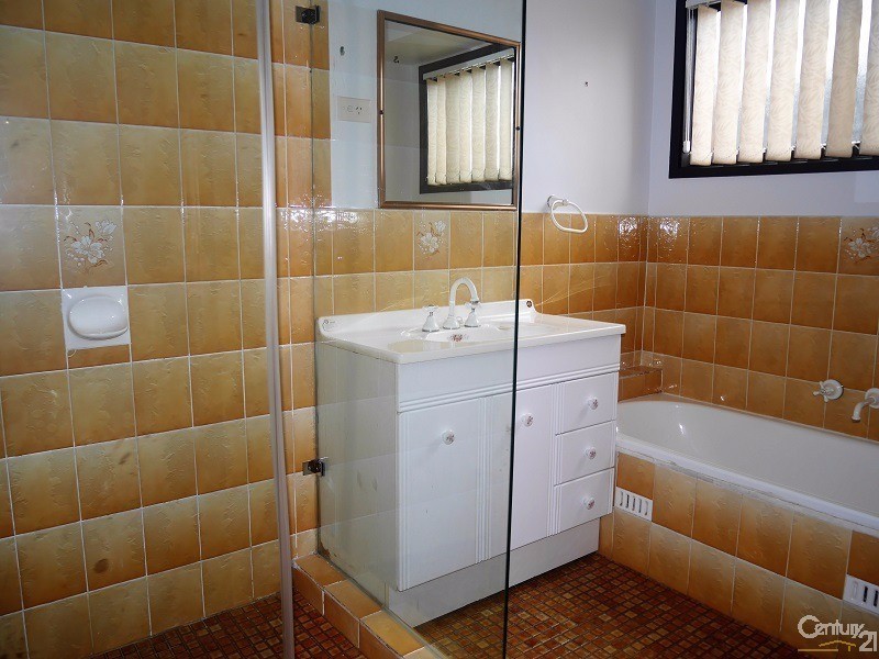 17 Dakota Drive, Bossley Park NSW 2176