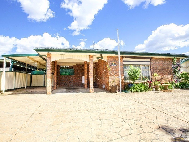 35 Melbourne Road,, St Johns Park NSW 2176