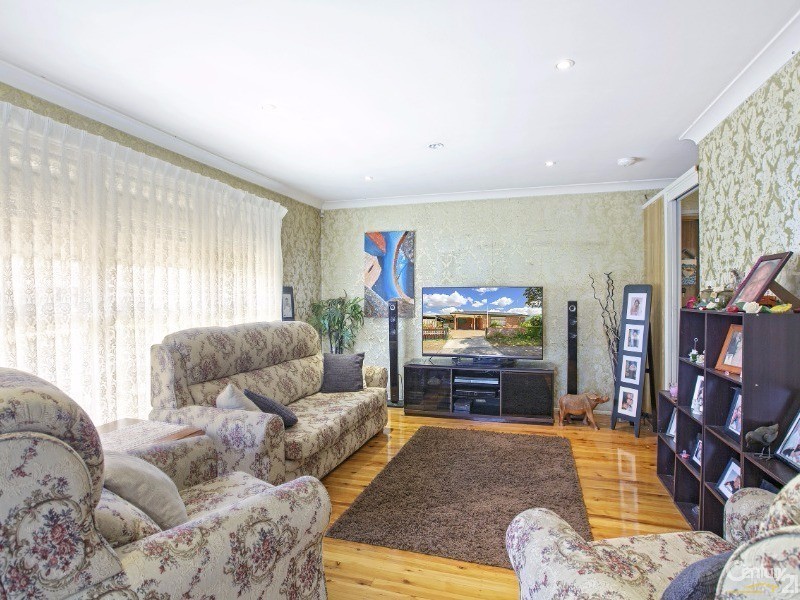 35 Melbourne Road,, St Johns Park NSW 2176