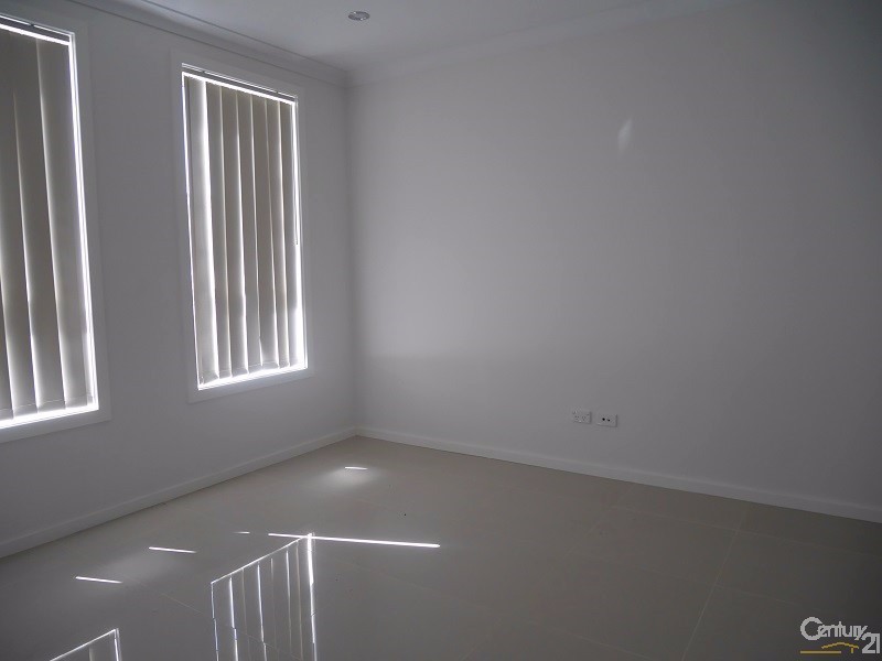 18 Kingsford Smith Avenue, Middleton Grange NSW 2171