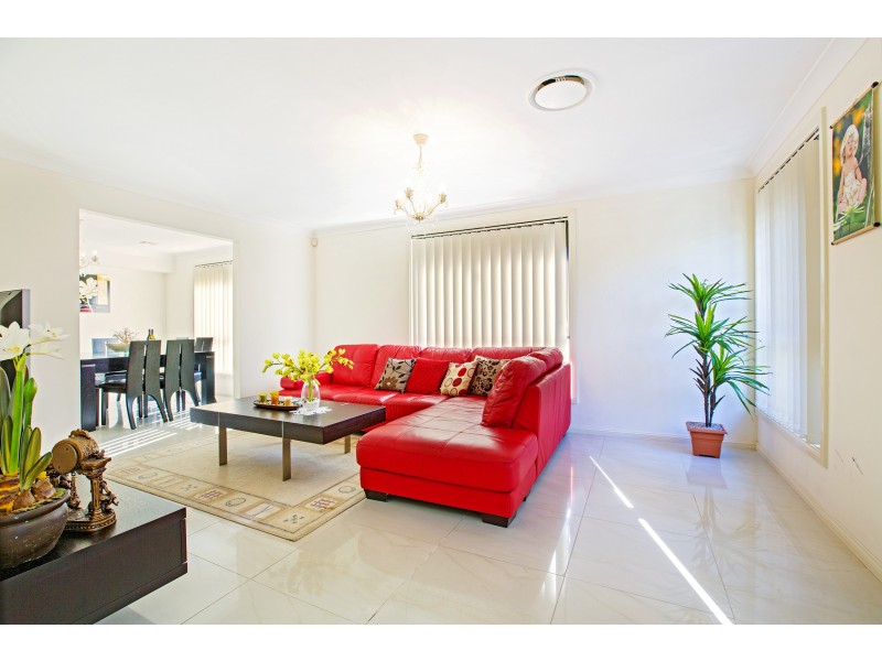 4 Yeronga Close, St Johns Park NSW 2176