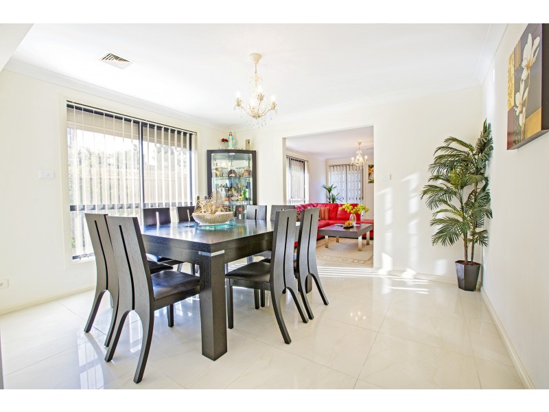 4 Yeronga Close, St Johns Park NSW 2176