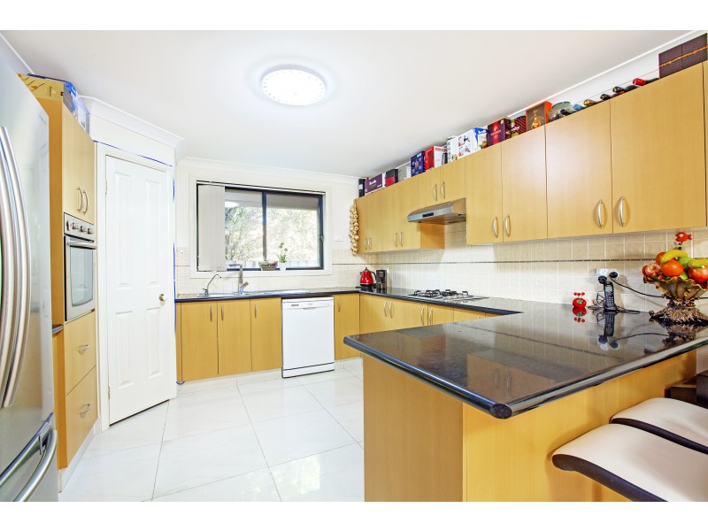 4 Yeronga Close, St Johns Park NSW 2176