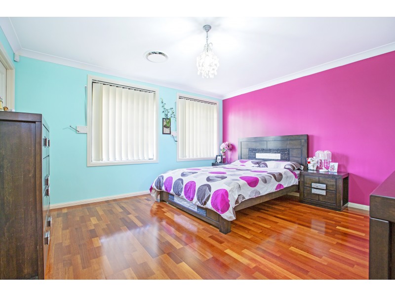 4 Yeronga Close, St Johns Park NSW 2176