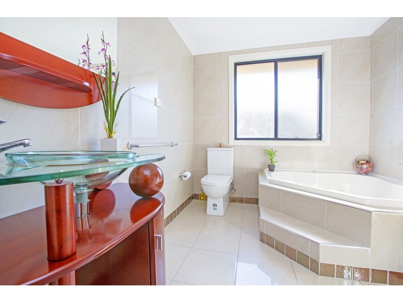 4 Yeronga Close, St Johns Park NSW 2176