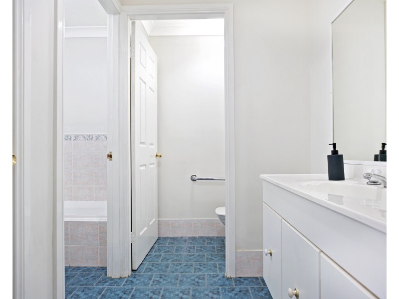 1A Whitsunday Circuit, Green Valley NSW 2168