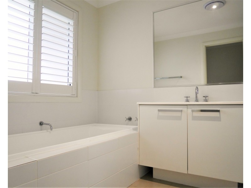 10 Truscott Avenue, Middleton Grange NSW 2171