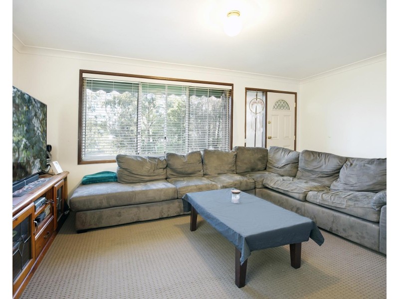 8 Anthony Drive, Rosemeadow NSW 2560