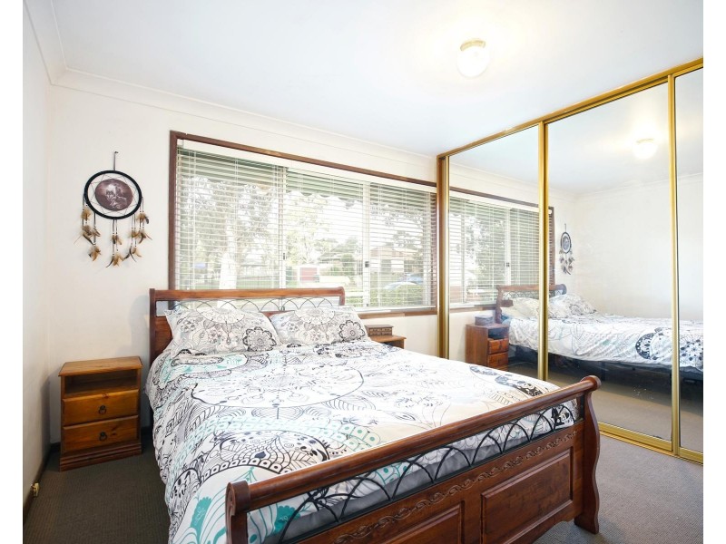 8 Anthony Drive, Rosemeadow NSW 2560