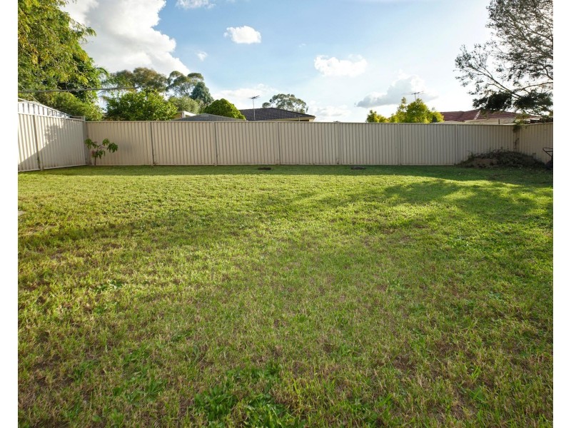 8 Anthony Drive, Rosemeadow NSW 2560