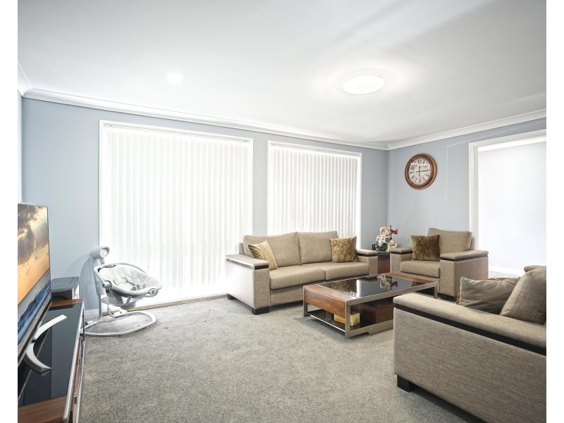 27 Natalie Crescent, Fairfield West NSW 2165