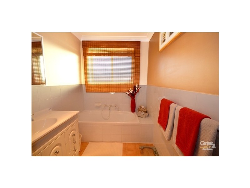 28B Whitsunday Cct, Green Valley NSW 2168