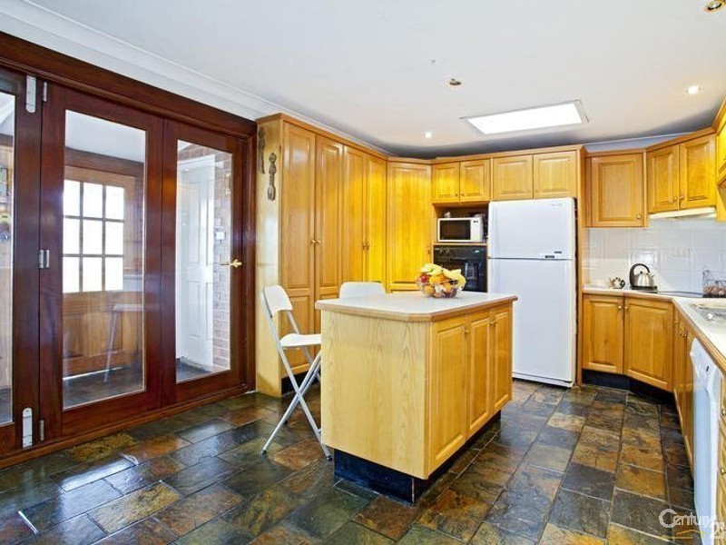 4 Geelong Crescent, St Johns Park NSW 2176