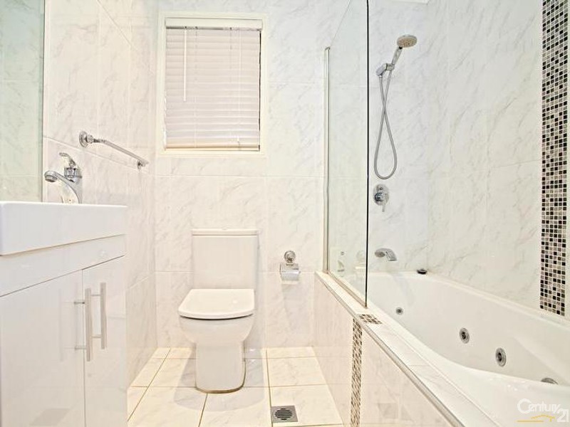 4 Geelong Crescent, St Johns Park NSW 2176